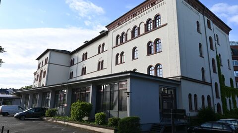 Zu sehen ist der ältere Gebäudeteil des gegenwärtigen Finanzamts Offenbach.