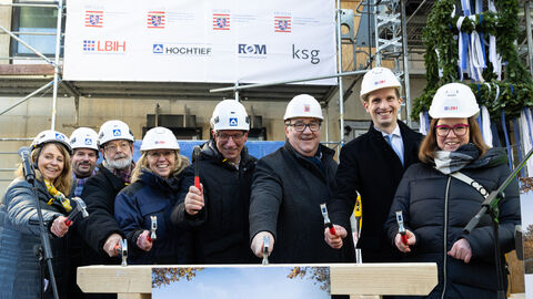Beim Richtfest für den ersten Bauabschnitt der Landeslabore: Sandra Arendt (HOCHTIEF PPP Solutions, von links), Kassels Stadtkämmerer Matthias Nölke, Architekt Prof. Johannes Kister, LHL-Direktor Hartmut Römer, Petra Zellner (Landesbetrieb Bau und Immobilien Hessen), Regierungspräsident Mark Weinmeister, Finanzstaatssekretär Dr. Till Kaesbach und Sozialstaatssekretärin Manuela Strube.