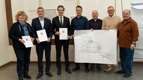 Zu sehen sind: Maria Bauer (1.v.l.), Günter Hüttig (Mitte), Thomas Jung (3.v.r.) und Bernd Wolfenstädter (1.v.r.) für die Interessengemeinschaft Altes Amtsgericht Dieburg, Finanzstaatssekretär Dr. Till Kaesbach (3.v.l.), Dieburgs Bürgermeister Frank Haus (2.v. l.) und Reneé Exner (Erster Stadtrat der Stadt Dieburg; 2.v.r.)