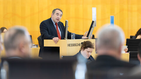 Finanzminister Lorz steht an einem Rednerpult mit der Aufschrift "Hessischer Landtag" und spricht.