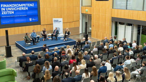 Die Halle des Finanzministeriums bei der Diskussionsveranstaltung "Finanzkompetenz in unsicheren Zeiten."