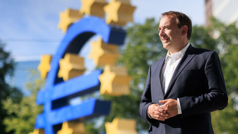 Finanzminister Professor Dr. R. Alexander Lorz, im Hintergrund ein €-Symbol
