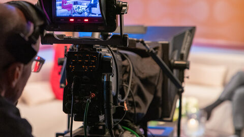 Eine Kamera auf deren Bildschirm Ministerpräsident Boris Rhein im Interview zu sehen ist