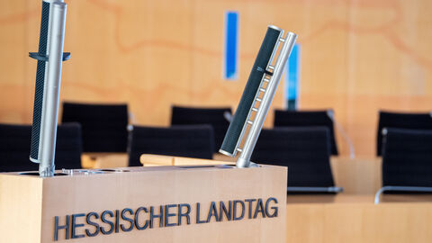 Zu sehen ist das Rednerpult im Hessischen Landtag.